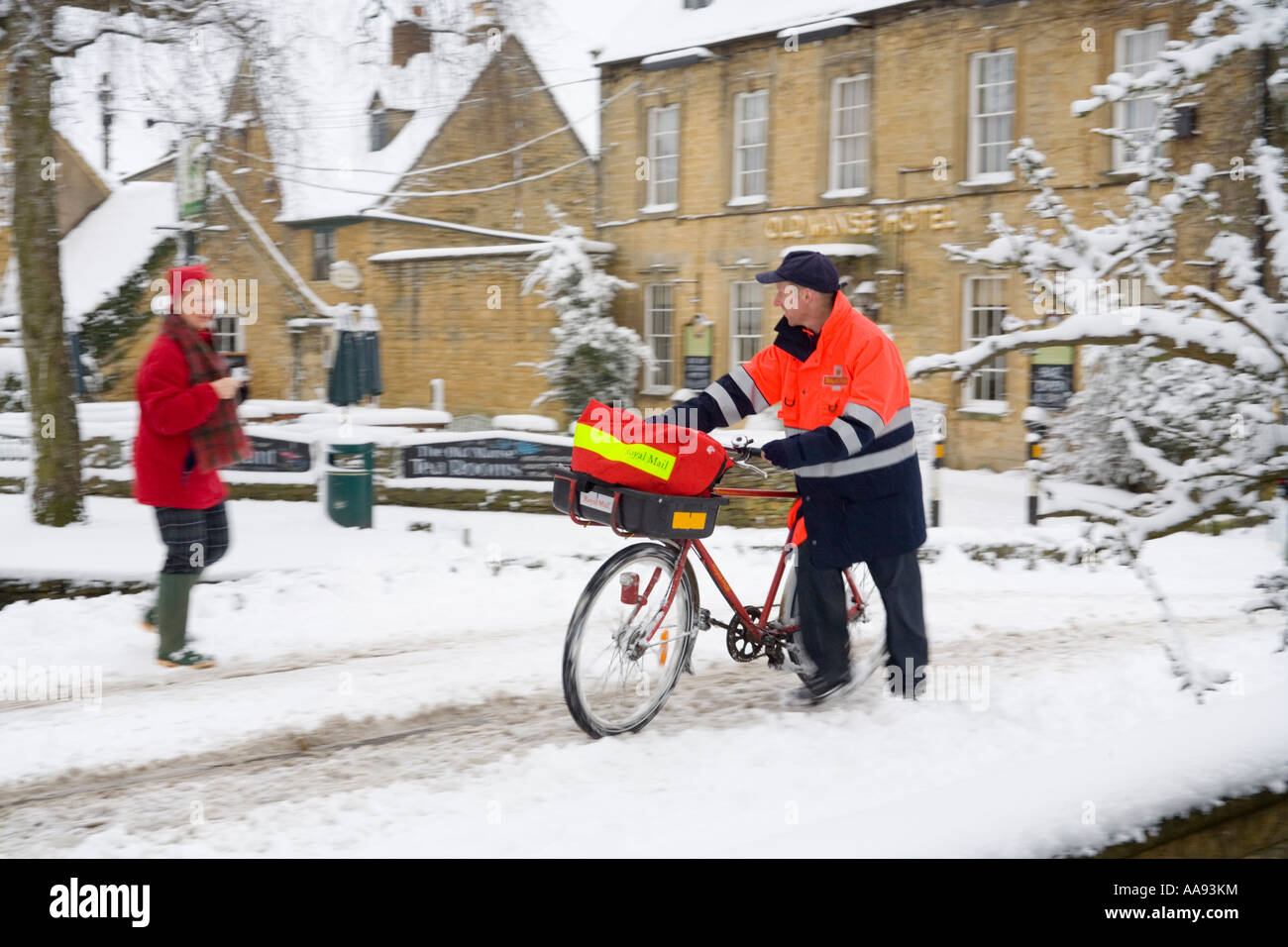 La prestation de la poste lors de neige de l'hiver dans le village de Cotswold Bourton On The Water, Gloucestershire UK Banque D'Images