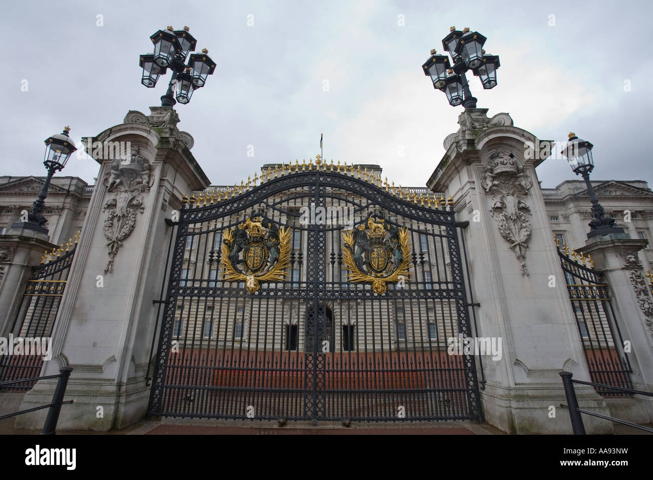 Portes de Buckingham Palace London England UK Europe Banque D'Images