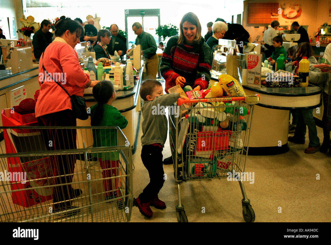 Famille hebdomadaire aller faire du shopping dans un supermarché. Banque D'Images