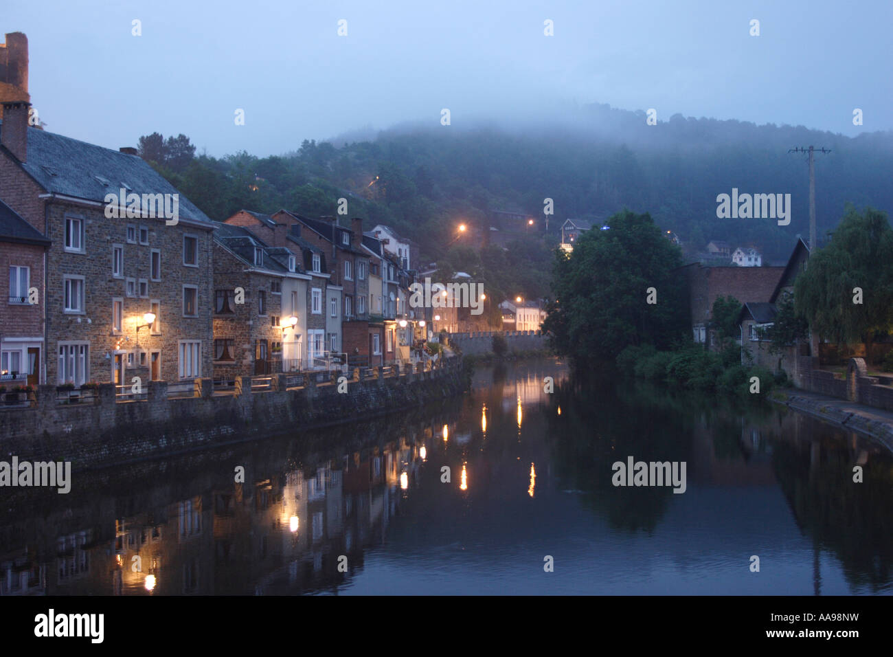 Les vieilles maisons au bord de la rivière dans La Roche en Ardenne, Belgique. Banque D'Images