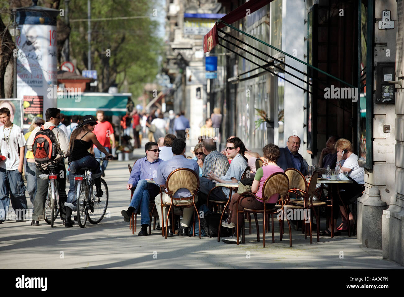 Les visiteurs de l'Muvesz Kavehaz assis à des tables sur le trottoir à l'extérieur sur Andrassy Ut à Budapest Hongrie Banque D'Images