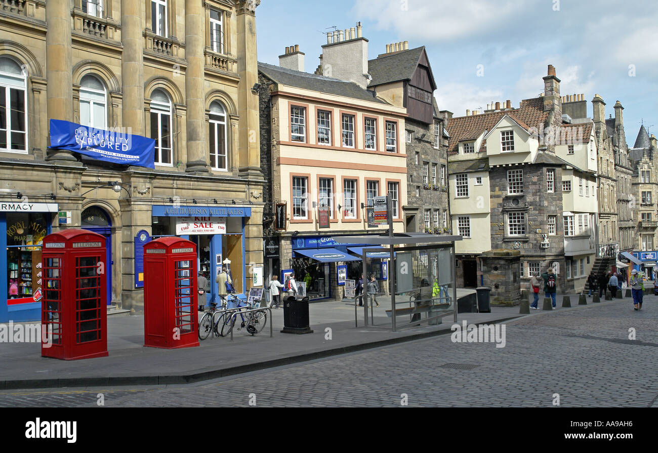 Le Royal Mile à High Street à Edimbourg avec le John Knox House à droite et traditionnelles téléphone rouge les cases à gauche Banque D'Images