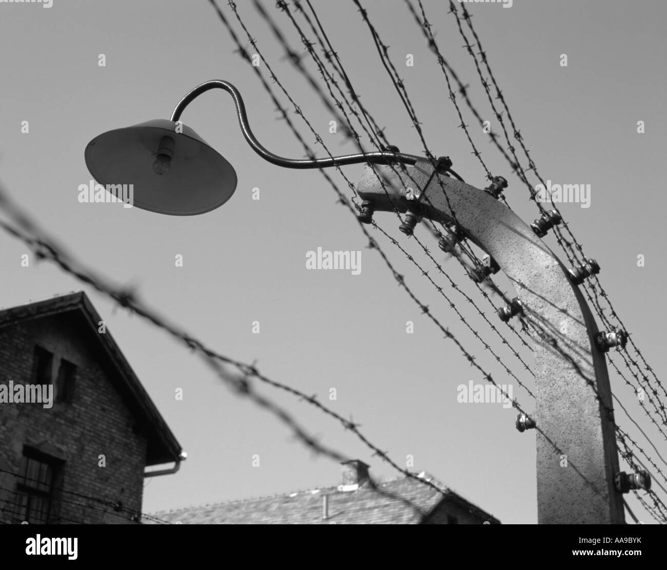 Détail de l'électricité des barbelés et lampe, camp de concentration d'Auschwitz, Oswiecim, Pologne malopolska. Banque D'Images