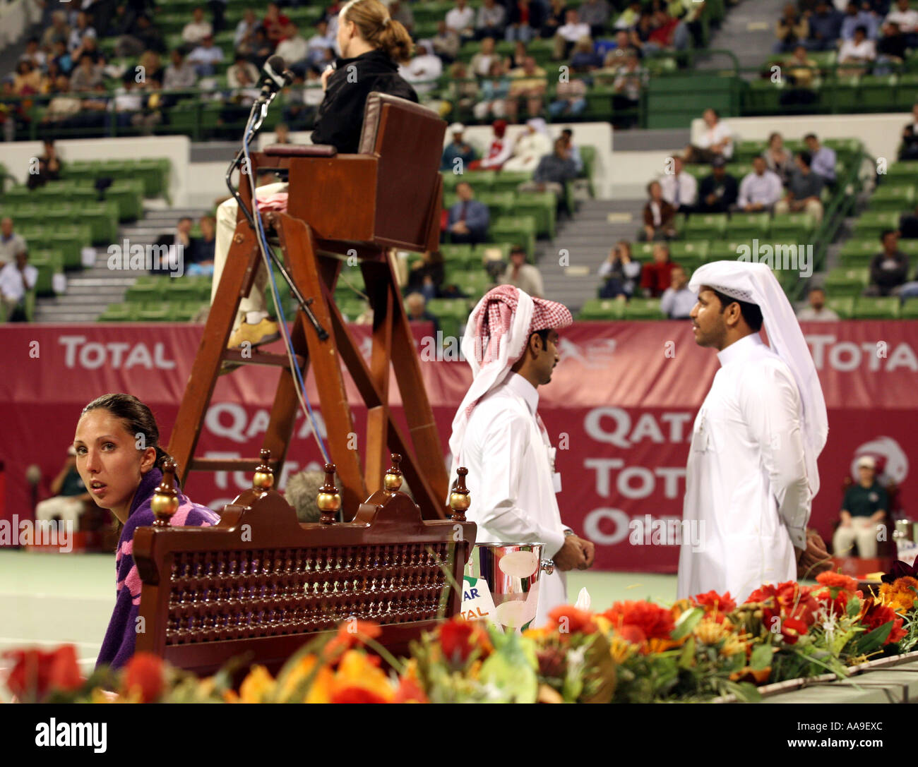 La star du tennis russe Anastasia Myskina protégés par les hommes de la sécurité du Qatar Banque D'Images