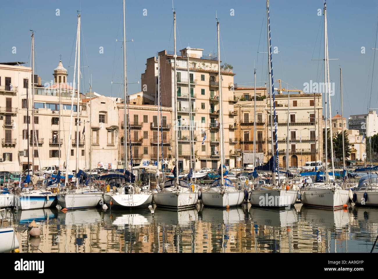 Yachts dans le port de La Cala, Palerme Sicile Italie Banque D'Images