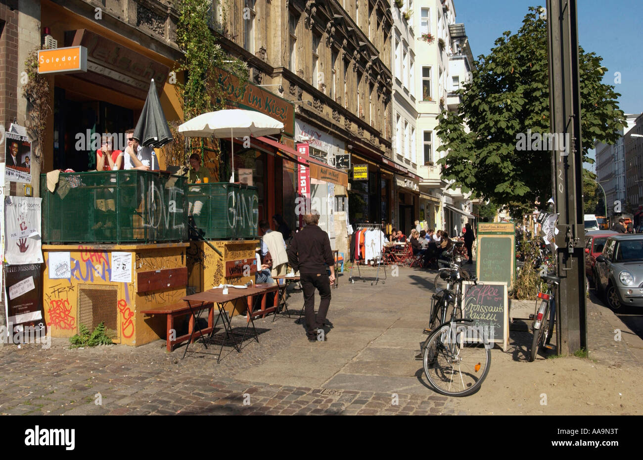 Allemagne, Berlin. Une rue populaire Kastanienallee à Prenzlauer Berg, quartier qui regorge de bars et de boutiques de mode. Banque D'Images