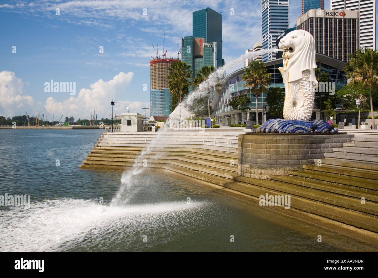 La statue du Merlion, symbole de Singapour sur la mer avec des bâtiments modernes dans le quartier d'affaires central derrière Banque D'Images