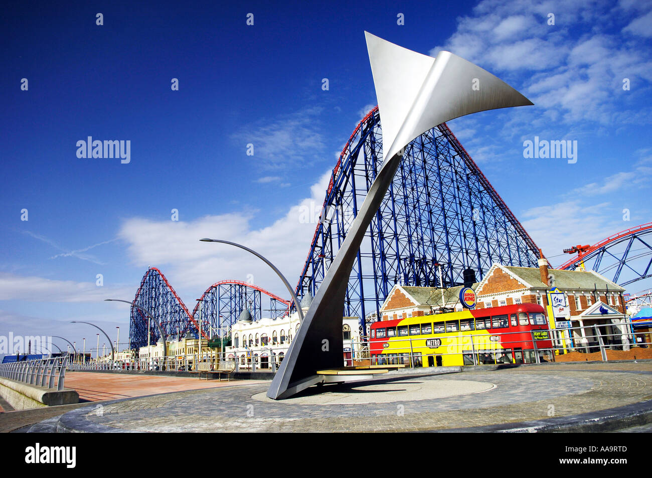 Queue de baleine sculpture abri du vent et un grand tour de montagnes russes à Blackpool Pleasure Beach amusement park Banque D'Images