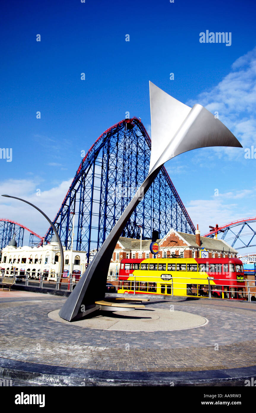 Queue de baleine sculpture abri du vent et un grand tour de montagnes russes à Blackpool Pleasure Beach amusement park Banque D'Images