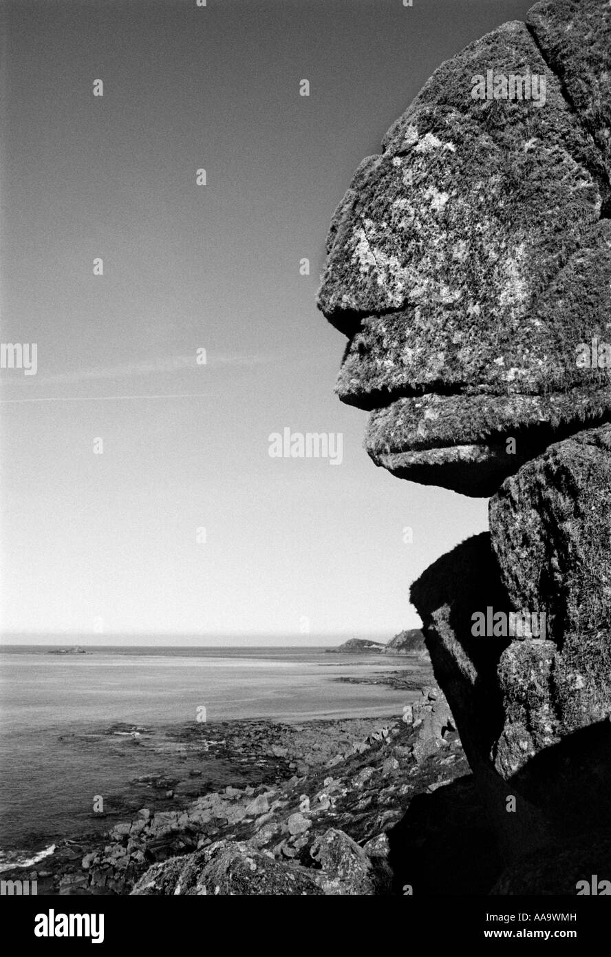 Formation rocheuse inhabituelle dans la forme d'un visage le long de la south west coast path, Cornwall, Royaume-Uni. Banque D'Images