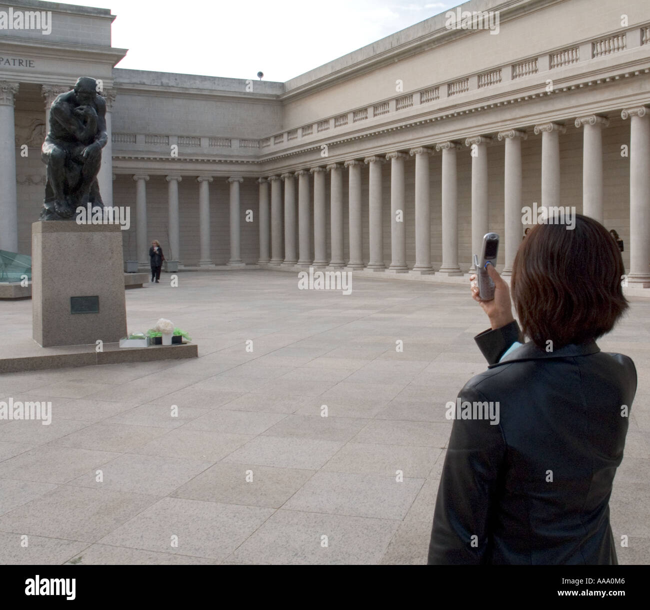 Femme photographiant la sculpture 'Le Penseur" d'Auguste Rodin à San Francisco Legion of Honor Museum with cell phone Banque D'Images