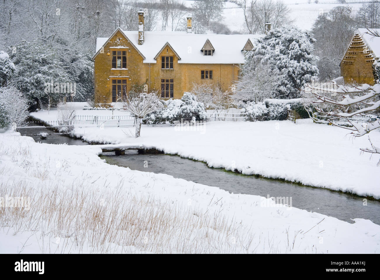 Neige de l'hiver dans la région de village des Cotswolds Gloucestershire Abattage Banque D'Images
