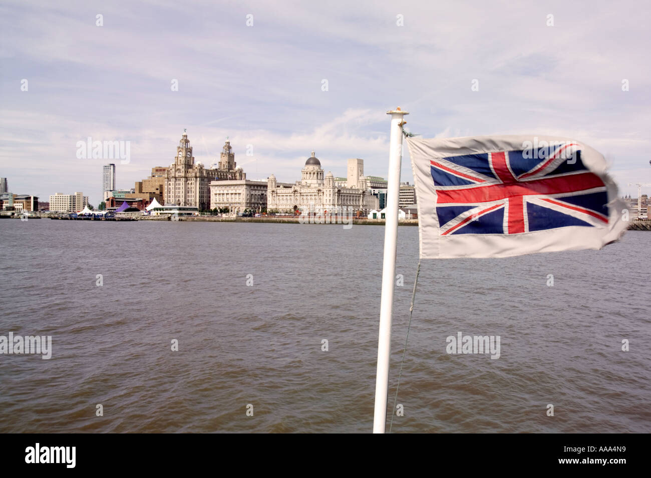 Drapeau de l'Union européenne,sur l'arc de la croix de la Mersey Ferry,Royal Liver Building et la Cunard Building en arrière-plan Banque D'Images