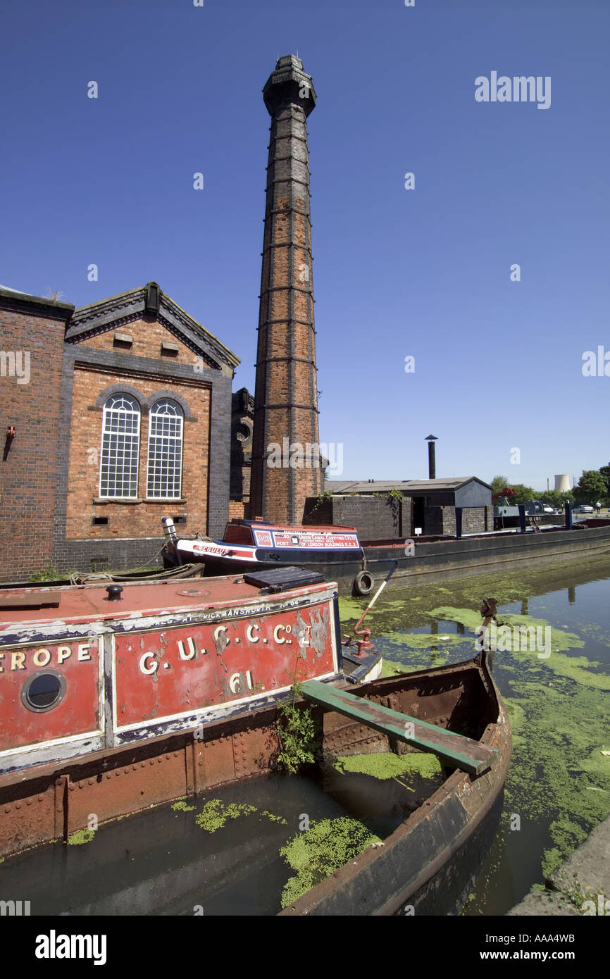 Bateaux coulés en attente de restauration au Musée du Bateau,Ellesmere Port, 'National Waterways museum' Banque D'Images