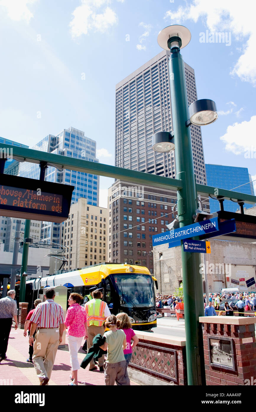 BHZ Light Rail Train à Hennepin Avenue Station pour la course inaugurale sur Minneapolis Hiawatha Line. Minneapolis Minnesota MN USA Banque D'Images