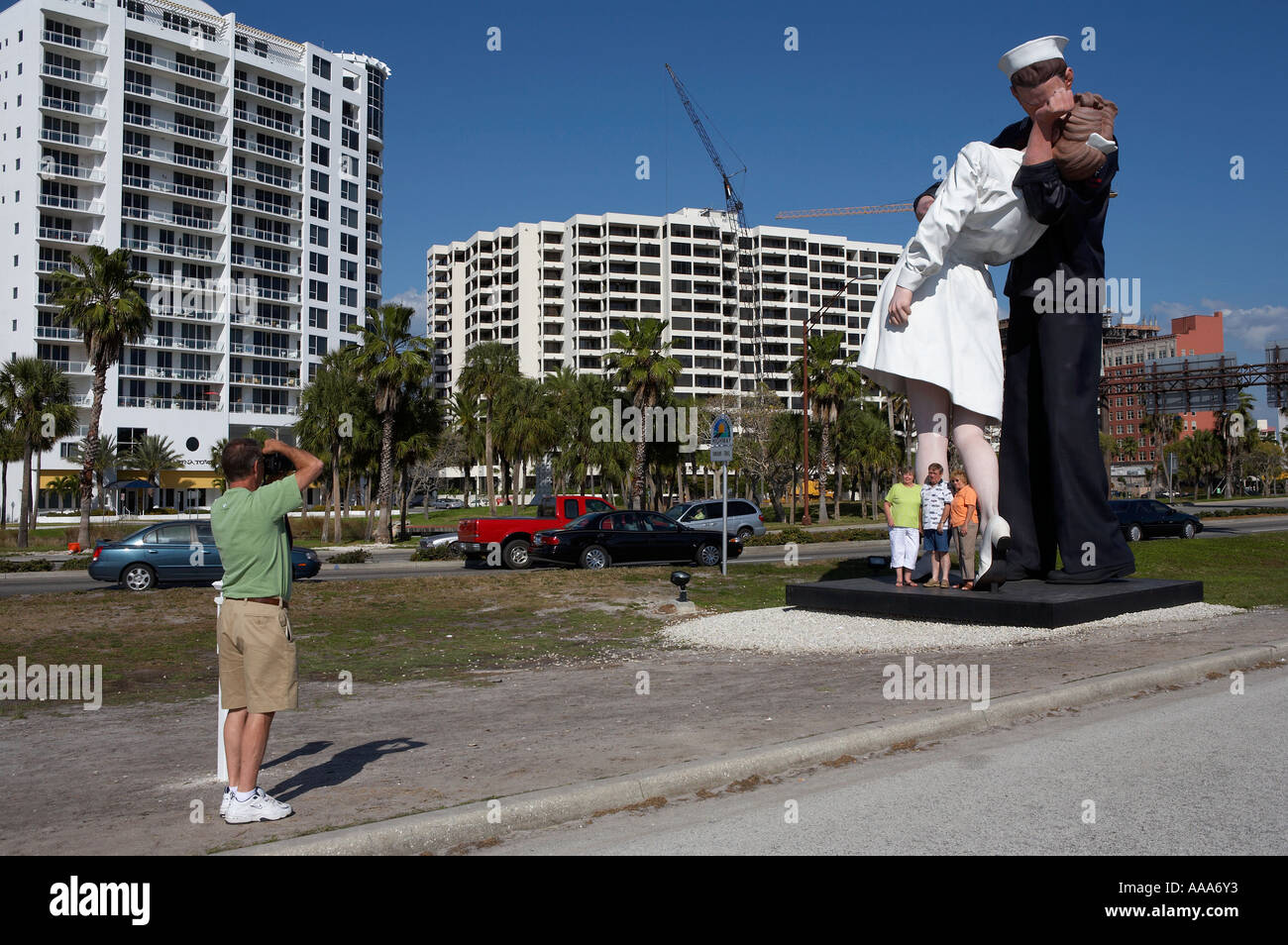 Les touristes de prendre des photos d'eux-mêmes devant la sculpture par J Steward Johnson appelle capitulation Sarasota en Floride Banque D'Images