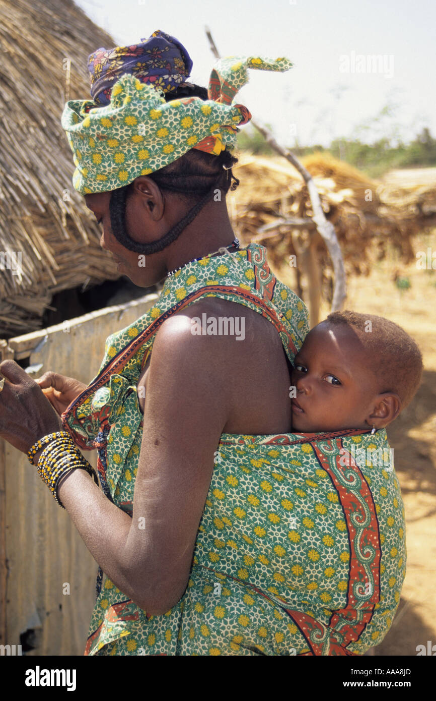 Djiliki, Niger, Afrique de l'Ouest. Mère nigérienne exerçant son bébé au dos Banque D'Images