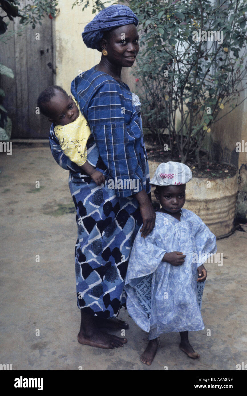 Ibadan, Nigeria, Afrique de l'Ouest. Femme et ses enfants Yoruba Banque D'Images