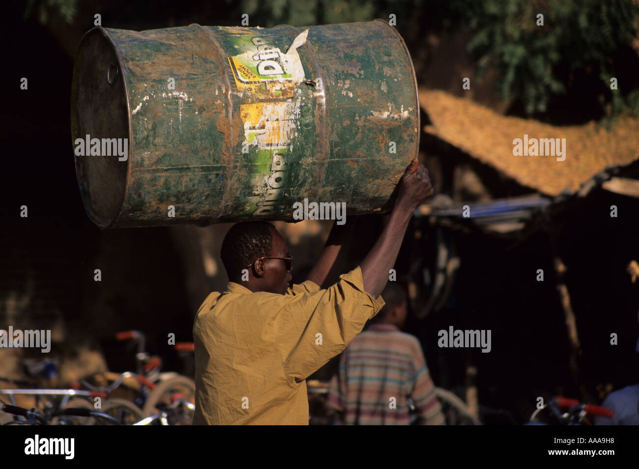 Zinder, Niger, Afrique. Homme portant sur la tête du fourreau Banque D'Images