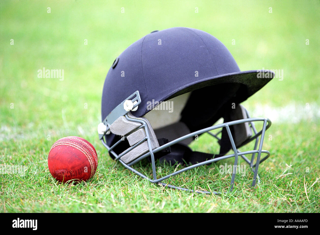 Un casque de cricket et ball Banque D'Images