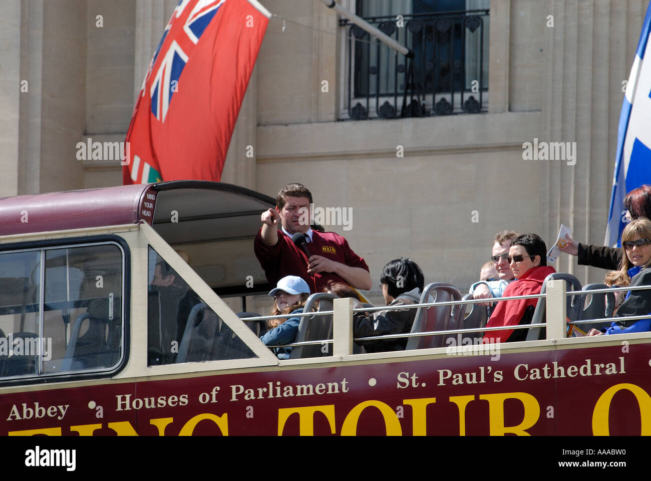 Guide sur un autobus de tournée à Londres Banque D'Images