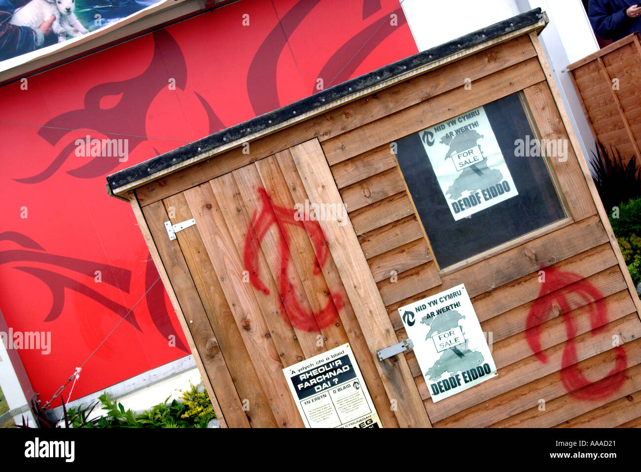 La Société de la langue galloise de protester contre la National Eisteddfod de galles Welsh festival culturel annuel Banque D'Images