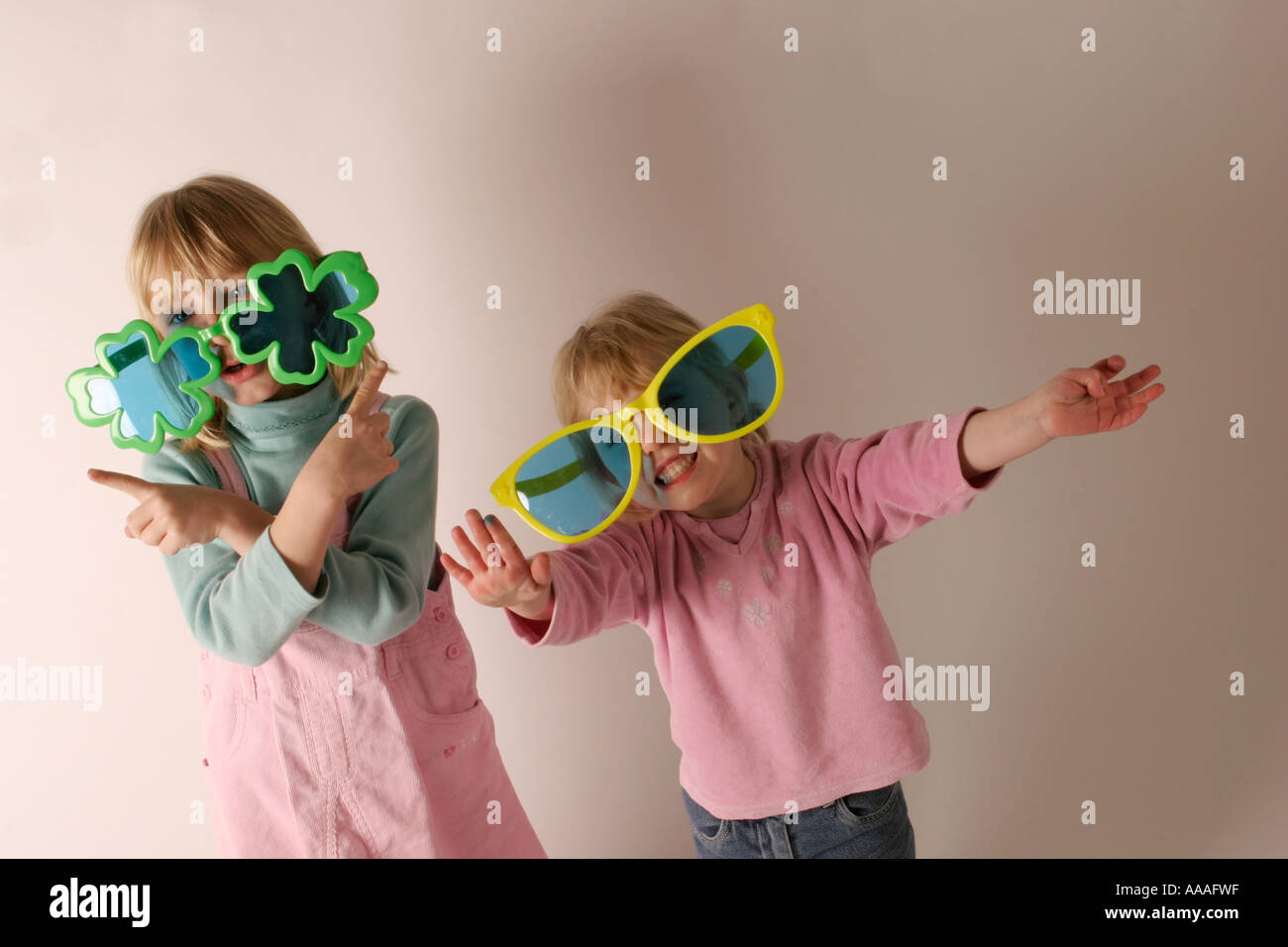 Sœurs larking environ en lunettes les enfants s'amusant à travers des jeux Banque D'Images