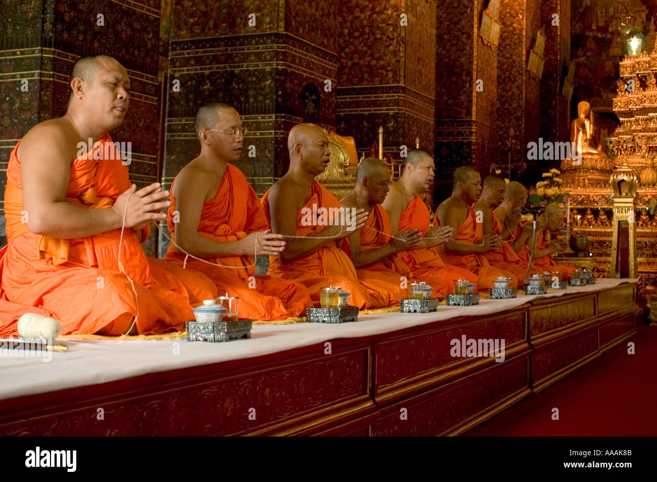 Les moines bouddhistes priant au Grand Palace Bangkok Thailande Asie du sud-est Banque D'Images