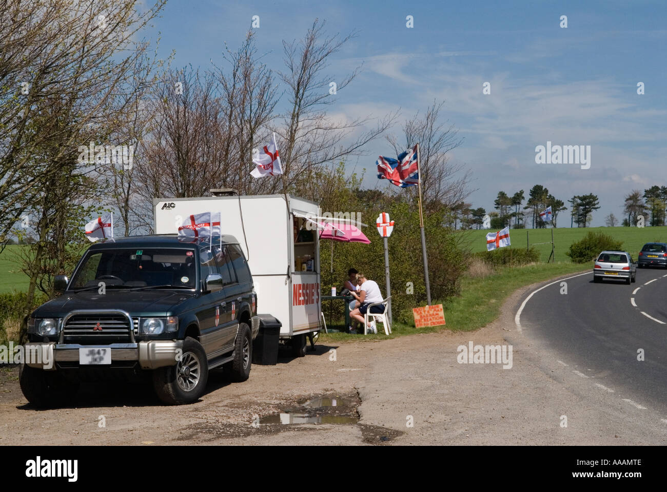 Drapeau anglais de St George et Union Jack volent au-dessus du patriotique hamburger bar fast-food van dans la campagne du Kent. ANNÉES 2000 ROYAUME-UNI HOMER SYKES Banque D'Images