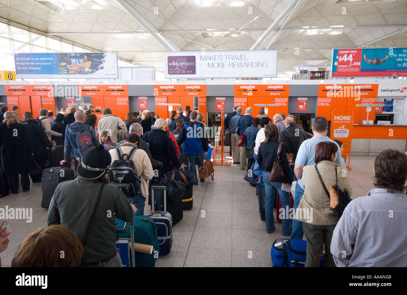 Les gens d'attente pour l'enregistrement à l'aéroport de Stansted compteur Easyjet Angleterre Grande-bretagne Uk Banque D'Images
