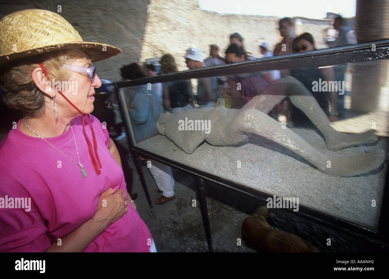 Un groupe de touristes examinant les restes des habitants de Pompéi après l'éruption du Vésuve en 79 après JC, Naples Italie Banque D'Images