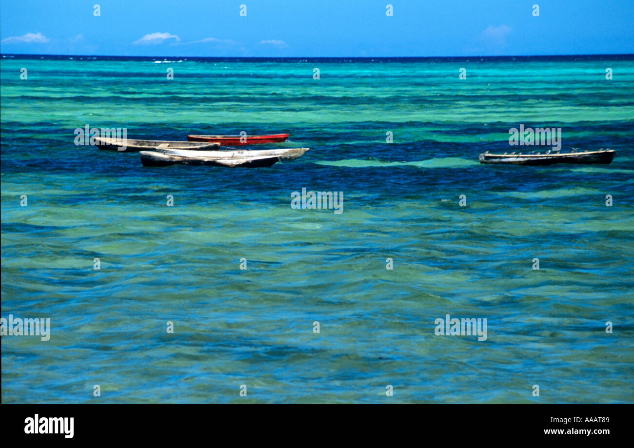 Canoës flottant sur mer Banque D'Images