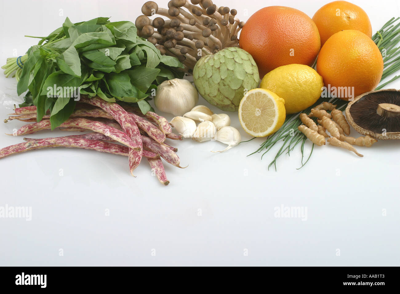 Sélection de fruits et légumes sur un fond blanc Banque D'Images