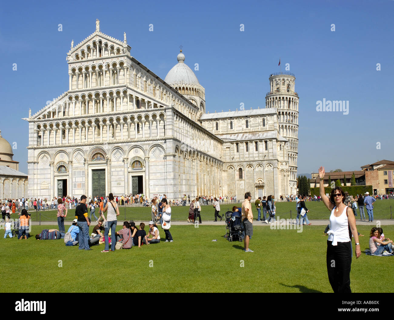 Les touristes se rendant sur le Duomo, au cœur de Campo dei Miracoli. Pise. Italie.Site du patrimoine mondial. Avril 2007 Banque D'Images