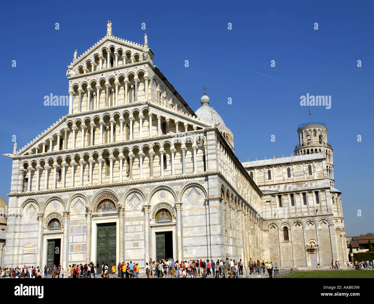 Les touristes se rendant sur le Duomo, au cœur de Campo dei Miracoli. Pise. Italie.Site du patrimoine mondial. Avril 2007 Banque D'Images