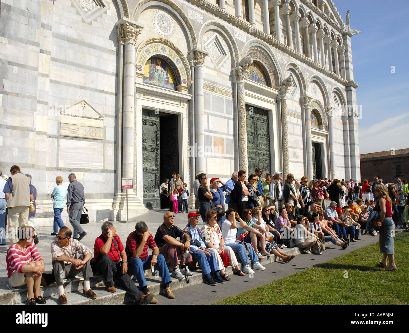 Les touristes assis sur les marches du Duomo, au cœur de Campo dei Miracoli. Pise. Italie.Site du patrimoine mondial. Avril 2007 Banque D'Images