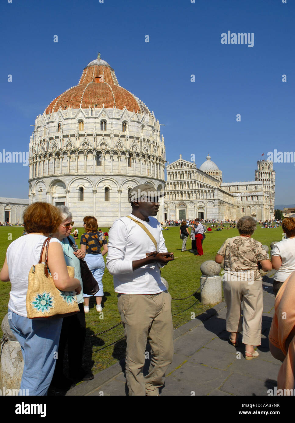 Guide touristique avec les touristes devant le baptistère et la cathédrale. Pise, Italie, 2007 Banque D'Images