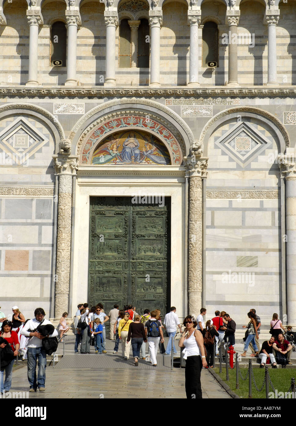Les touristes se rendant sur le Duomo, au cœur de Campo dei Miracoli. Banque D'Images