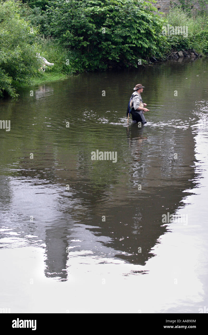 Un pêcheur sur la rivière l'Ourthe à La Roche en Ardennes en Belgique. Banque D'Images