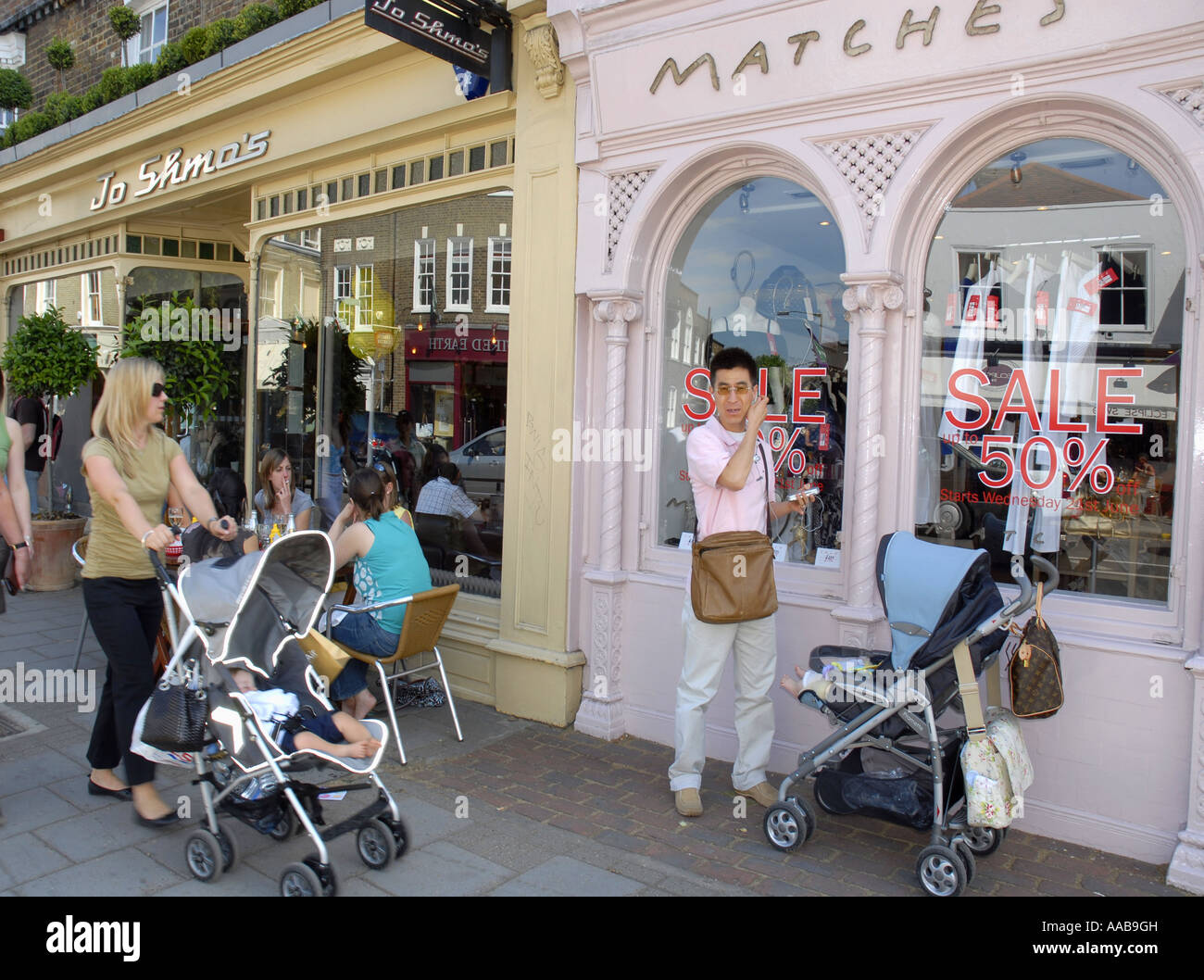 Week-end shoppers parcourt dans Wimbledon Village.au sud ouest de Londres. Banque D'Images