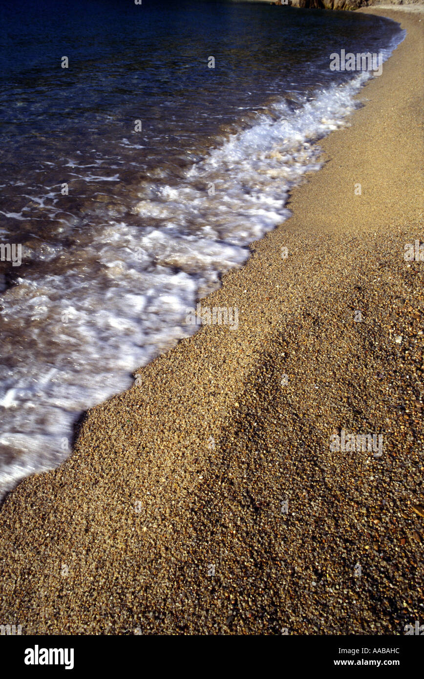 Vue générale de l'entrée en mer de la plage de sable à Tamariu, Costa Brava Espagne Banque D'Images