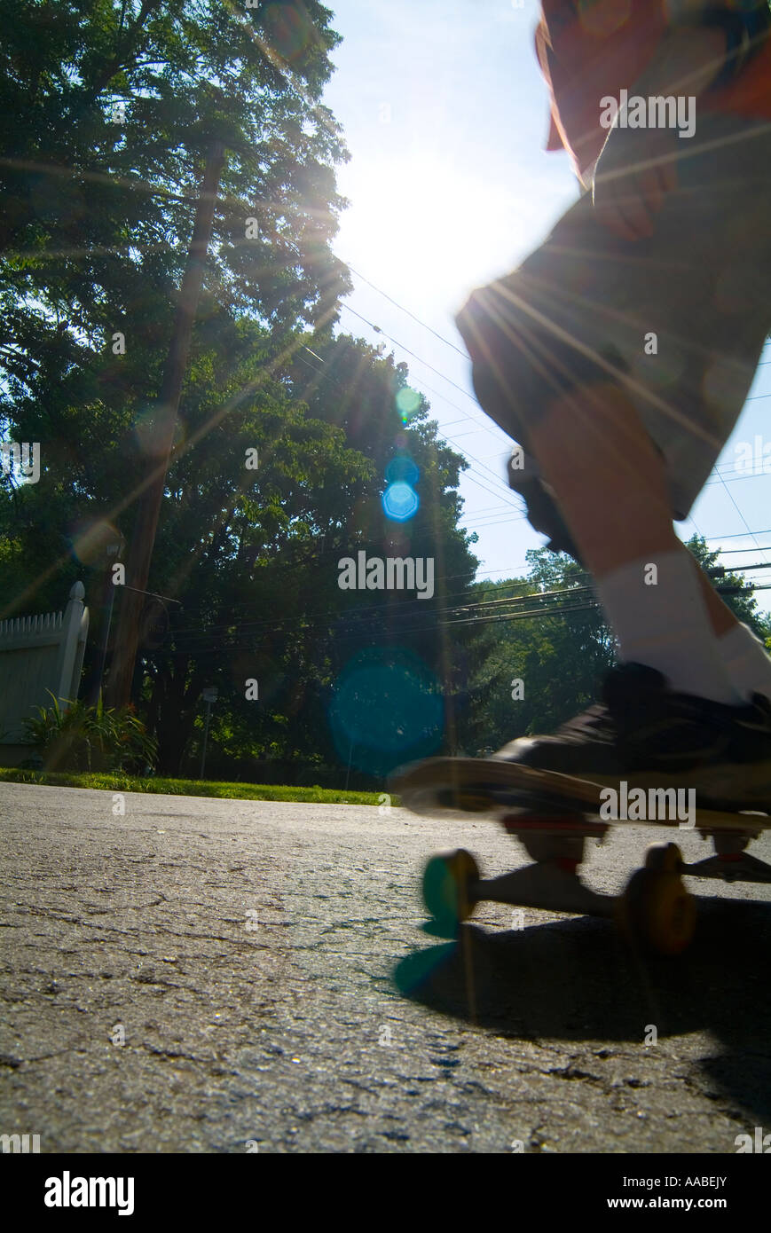 Boy Riding Skateboard s'amuser au soleil, USA Banque D'Images