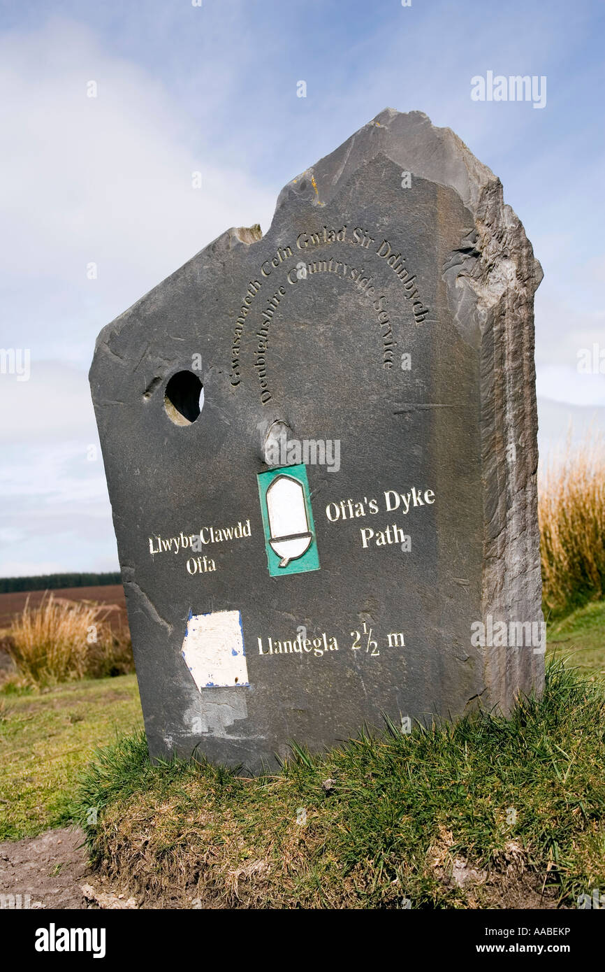 UK Wales Clwyd Esclusham Chemin d'Offas Dyke de montagne en pierre de marqueur Banque D'Images