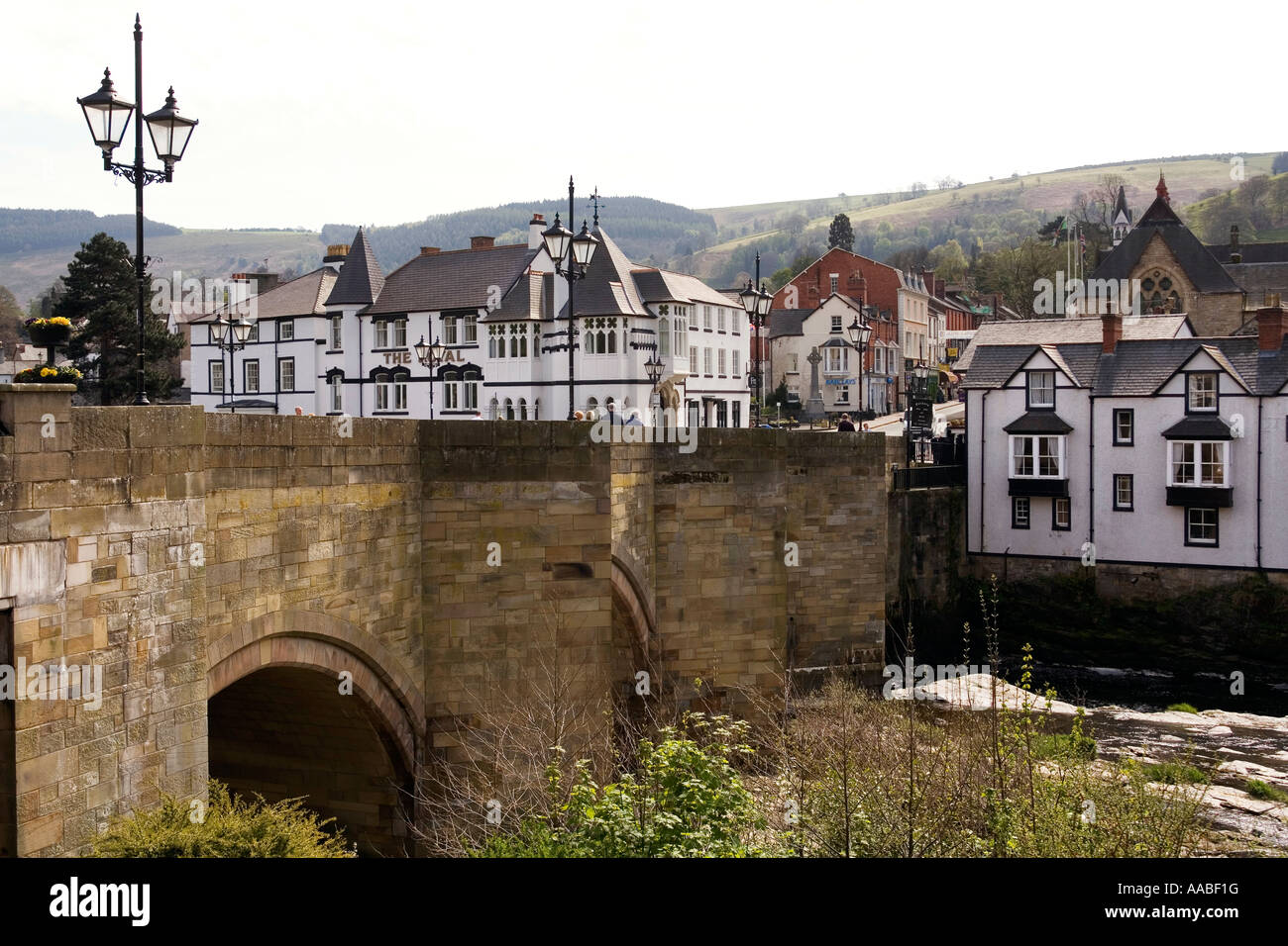 UK Wales Clwyd Chirk vieux pont de pierre sur la rivière Dee Afon Dyfrdwy Banque D'Images