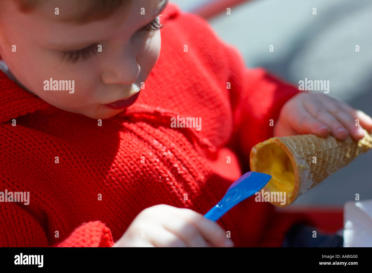 Little Boy eating ice-cream Banque D'Images