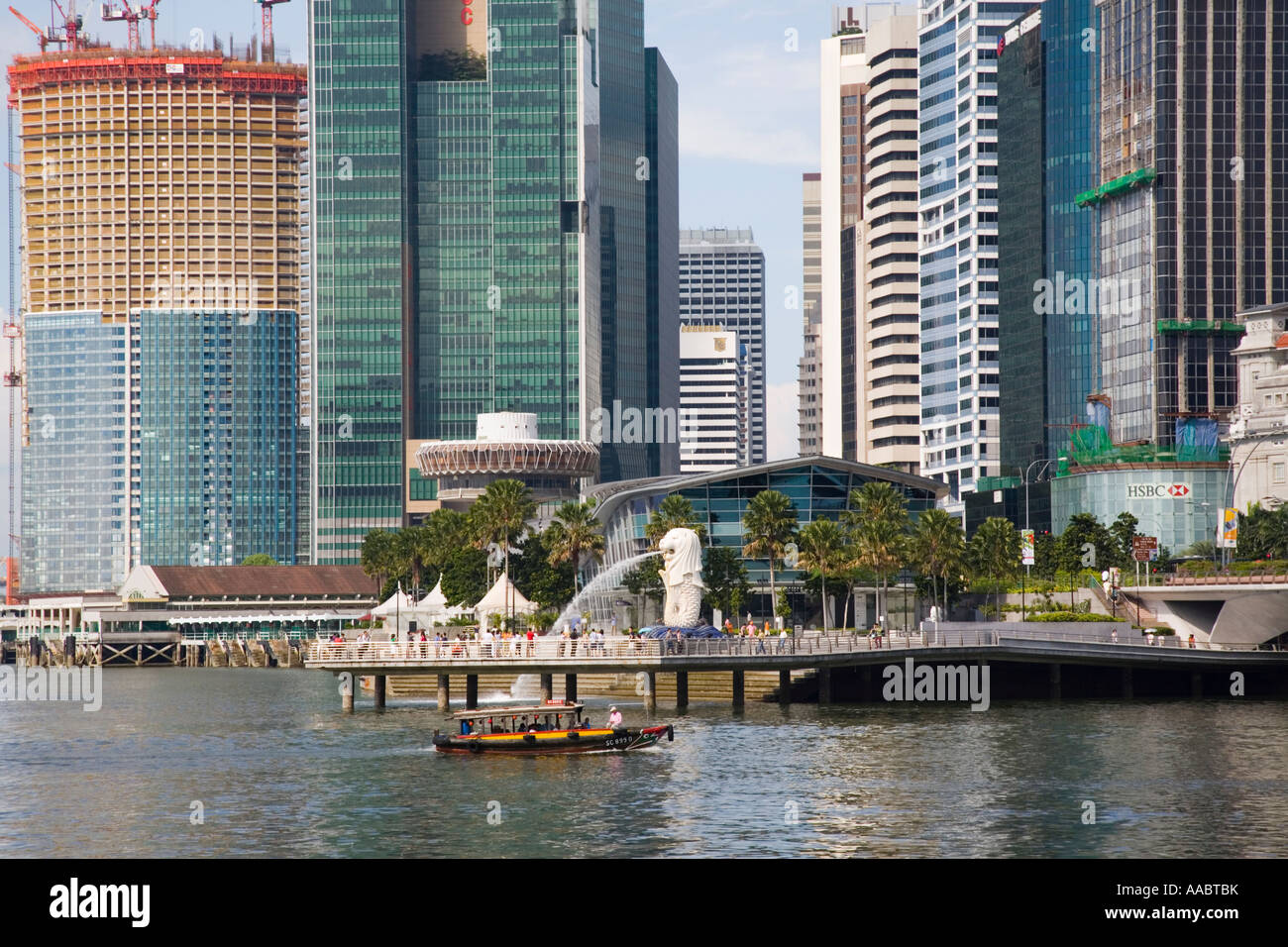 Parc Merlion avec statue et new sky scrapers dans 'Raffles Place' dans quartier central des affaires au Marina Bay' Singapour Banque D'Images