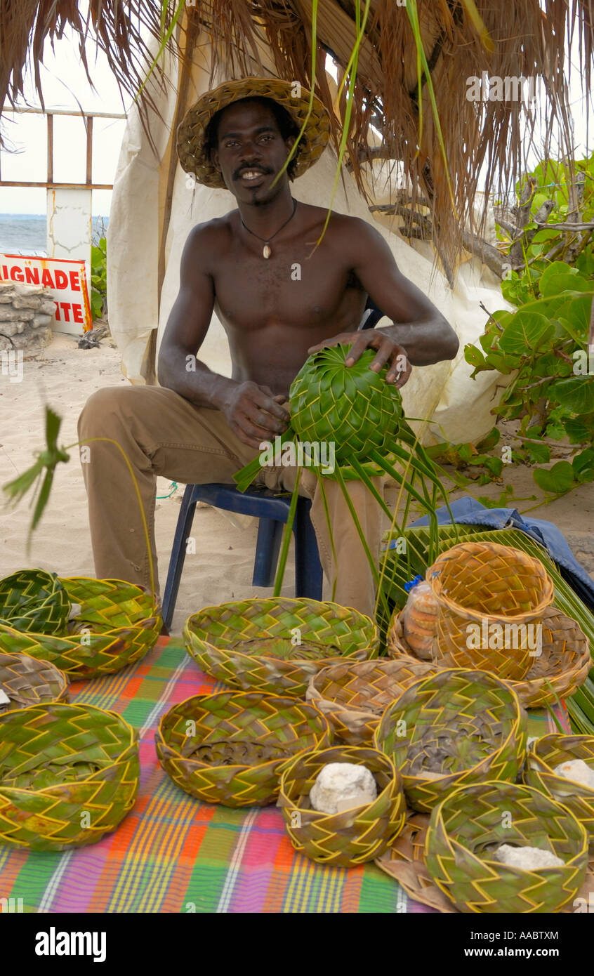 Un vendeur de rue vendant des paniers à Saint Jacques, Guadeloupe FR Banque D'Images