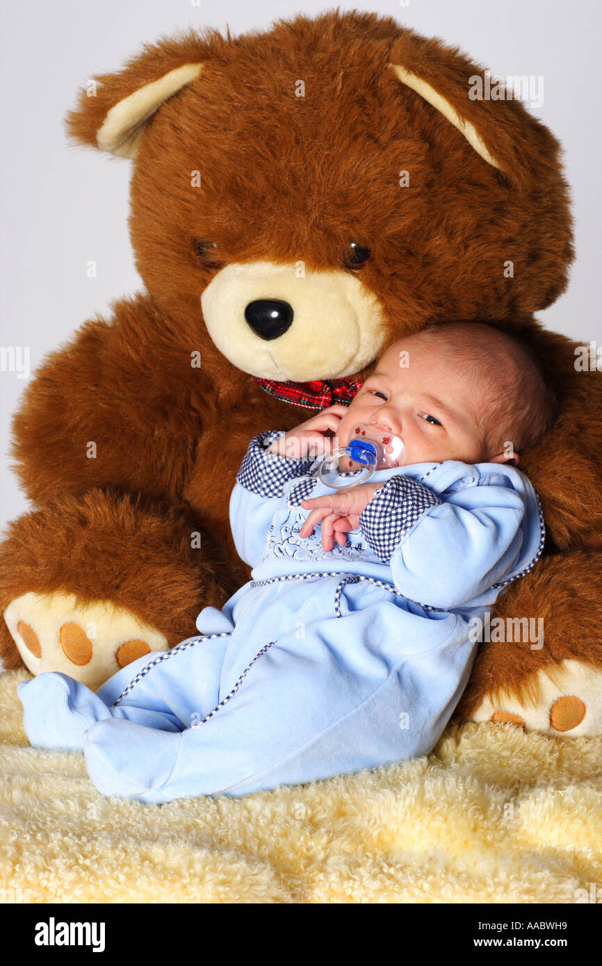 Bébé avec gros Nounours Banque D'Images