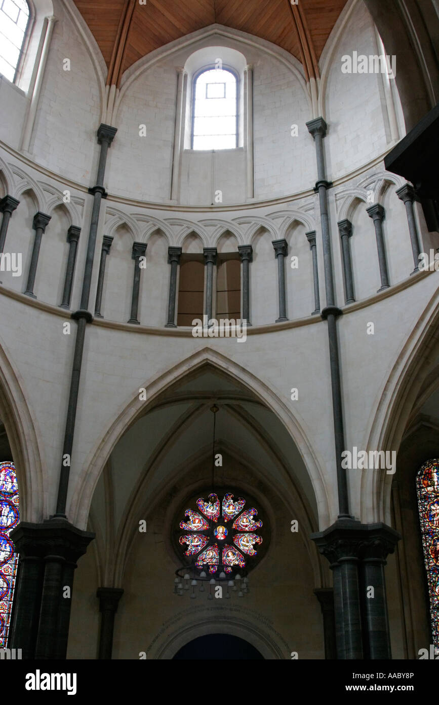 Intérieur de la partie ronde de l'Église Temple montrant les vitraux rosace et la voltige Banque D'Images