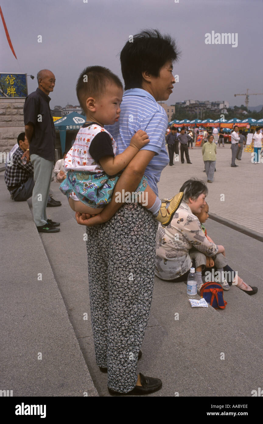 Chine Hangzhou, province de Zhejiang mère bébé chinois style enfants  pantalon ont une ouverture inférieure 2000s, 2001 HOMER SYKES Photo Stock -  Alamy